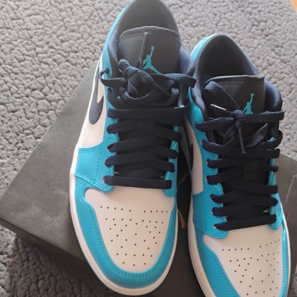 air jordan 1 low 8.5 mens Whit/dark Powder blue